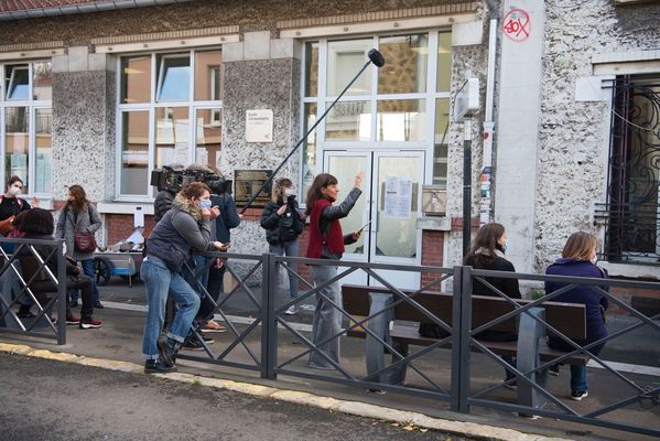 La comédienne et réalisatrice Romane Bohringer dirigeant une scène de l’adaptation en série télé de son film L’Amour flou